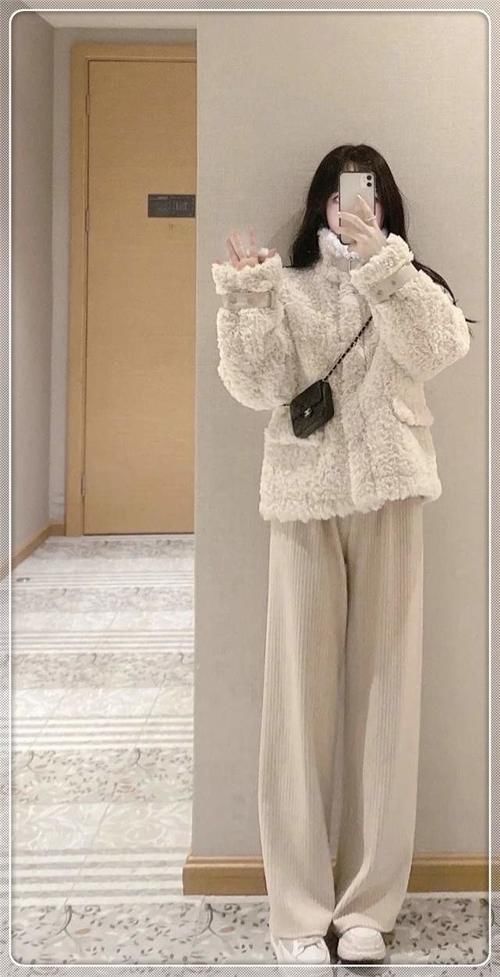 羊羔毛＋高领衫＋衬衣＝2021秋冬高阶穿搭