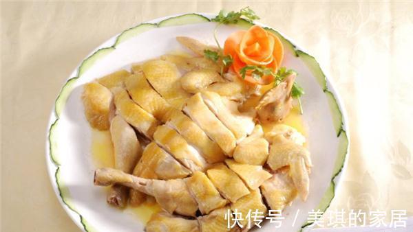 肉质|煮白切鸡时,掌握这个关键步奏,鸡肉又香又嫩,不腥不柴味道鲜