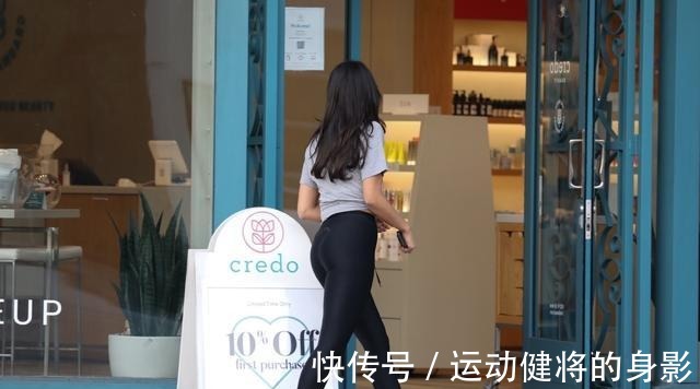 墨西哥|艾莎·冈萨雷斯穿灰色T恤搭黑色无痕裤,长发披肩,太有健美风情