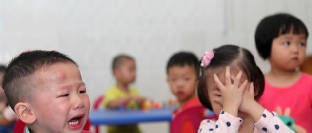 张女士|真机智妈妈将录音笔缝进孩子衣服,终于知道孩子为啥性情大变了