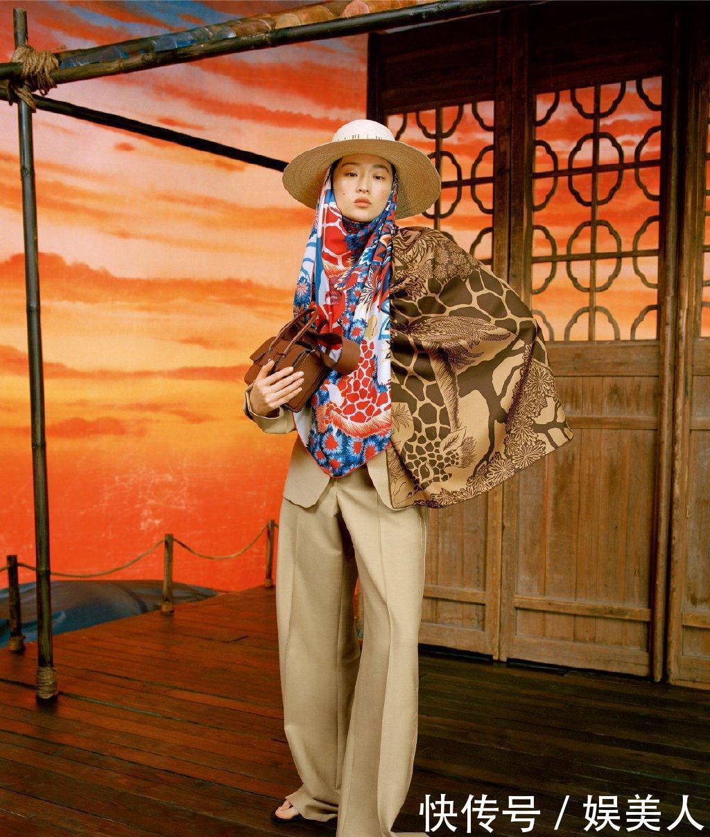 丝巾怎么戴才时髦?绑在手腕上当手链很潮,变成发带也很酷