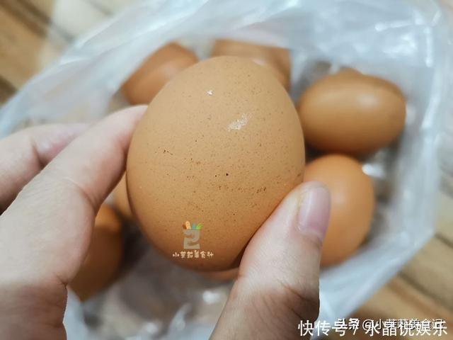 买鸡蛋时,选蛋壳表面干净的还是脏的?超市员工:很多人都挑错了