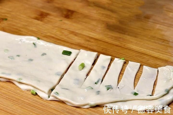 立秋后,此面食要多吃,5块钱做一锅,劲道爽滑,比牛肉面还好吃