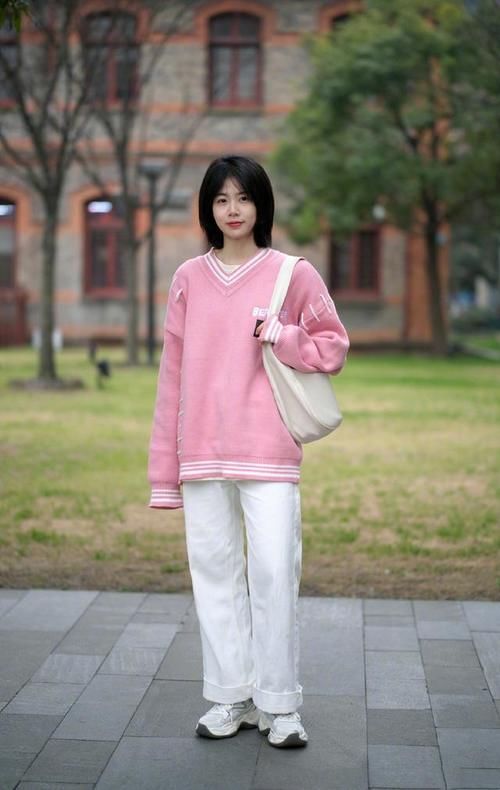 针织衫+小白裤，造型既吸睛又不会过于跳脱，很是养眼