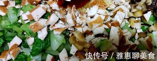 让青菜包子的绿色蔬菜变得绿色和新鲜,而且很香