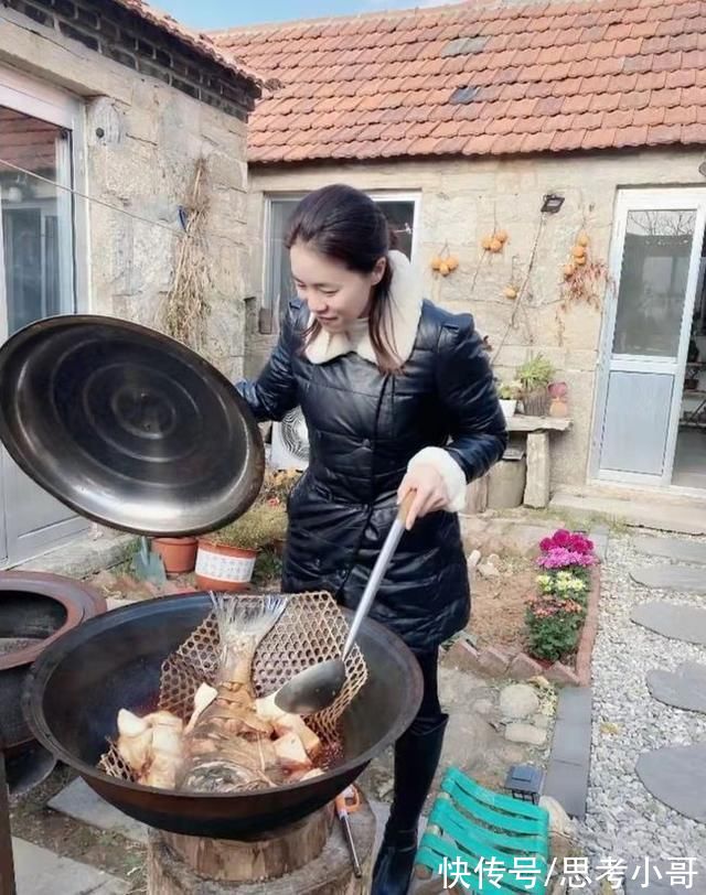 军礼|接地气!王楠回农村铁锅炖鱼有模有样，儿子女儿对着国旗行军礼