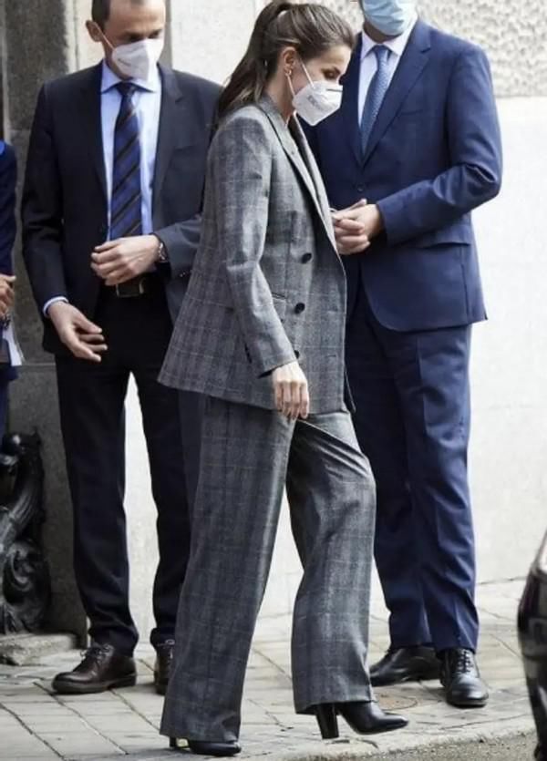 西班牙王后真时髦！碎花裙搭高跟鞋不落俗套，气场比同框男士还强