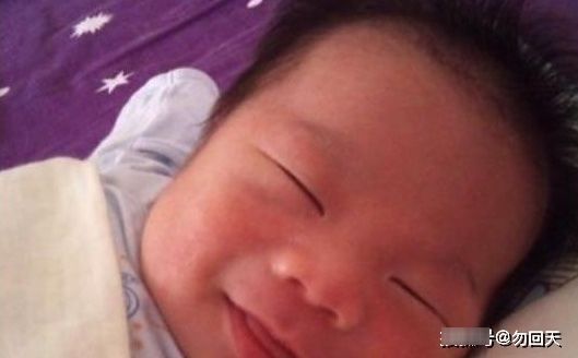 睡眠时间|宝宝睡觉时,为什么总是偷偷笑,是在做梦吗?看完你就明白了!