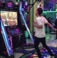 搞笑|搞笑GIF:2、不小心把小姐姐辫子揪掉了,这样还有救么?