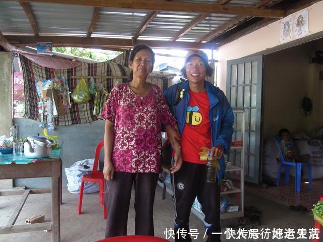 西哈努克|中国小伙骑行柬埔寨，年轻店家痛宰中国游客，其母却给她上了一课
