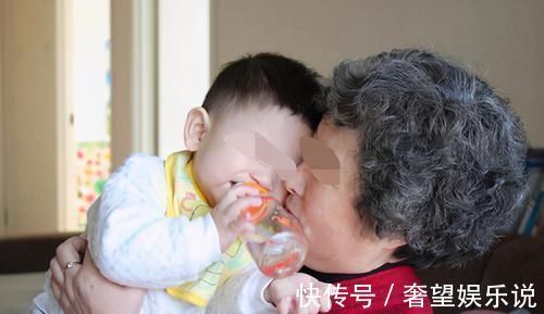 孩子|孩子小时候跟谁睡最好?三种选择的影响各不相同,你会选哪个?