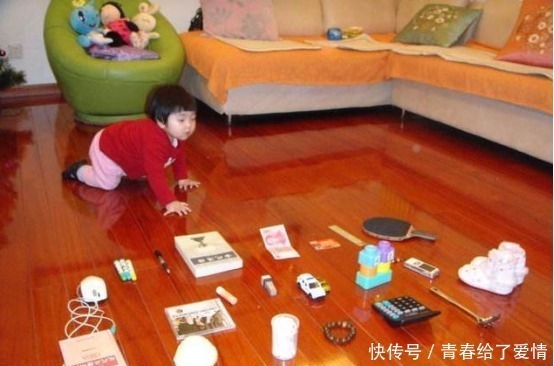 宝宝“抓周”,爸爸随手放下一个“小东西”,一家人笑容逐渐消失