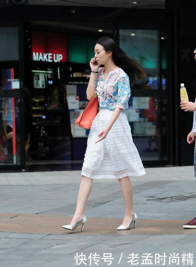 街拍:复古短袖+蕾丝长裙,性感又高雅,让胖女孩秀出苗条身材
