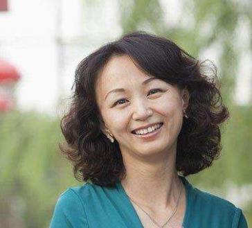 斜刘海 适合40岁中年女人发型,中年圆脸女人发型图片