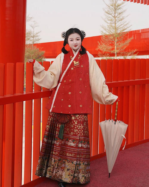 穿汉服不一定要配古风发髻，这几种简约发型也很好看，时尚又减龄