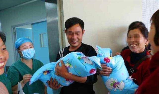 晓玉|28岁孕妇生产14人陪同,产房门外差点干架,了解情况后护士懵了