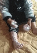 |搞笑GIF:没有一丝丝防备,就被闺蜜坑的一脸懵逼