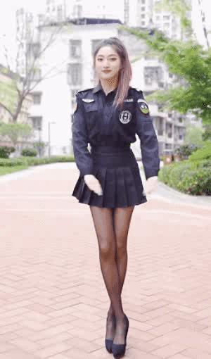 |搞笑笑话,动图:一拳一个歹徒,轻轻松松