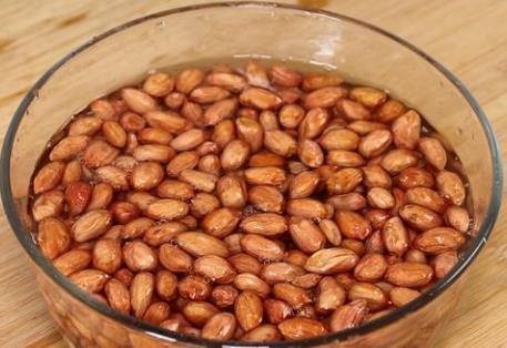 酥脆|花生米不用油炸不用煮,加一把大蒜,简单一炒,鲜香酥脆,超好吃