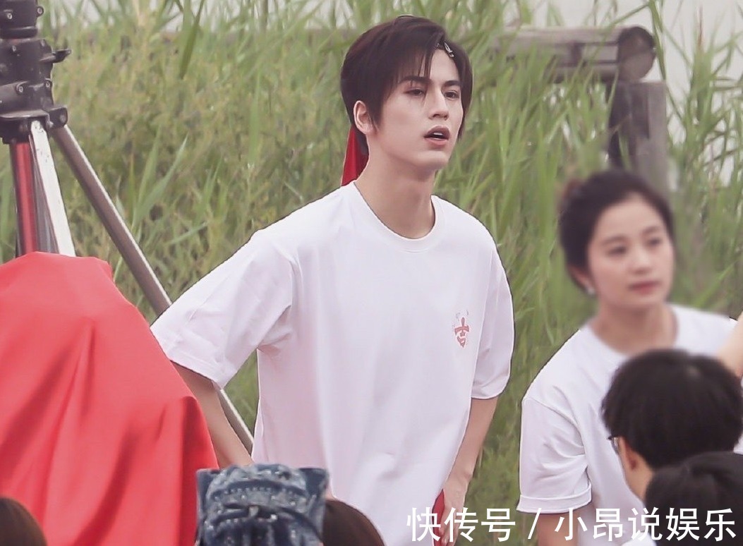 谢怜|《天官赐福》定妆照公开!站姐晒路透图被骂,粉丝都不敢认领