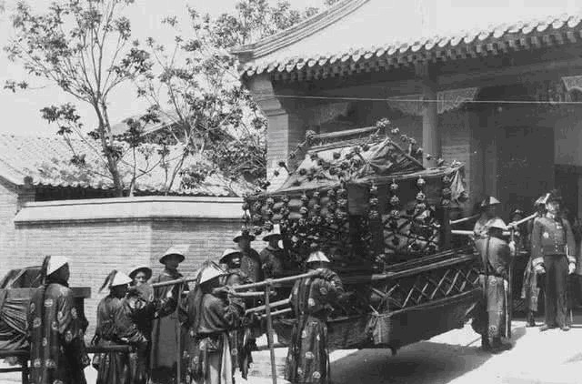 袁世凯|慈禧1902年西逃回京时的照片曝光:场面混乱不堪,大臣痛哭跪迎