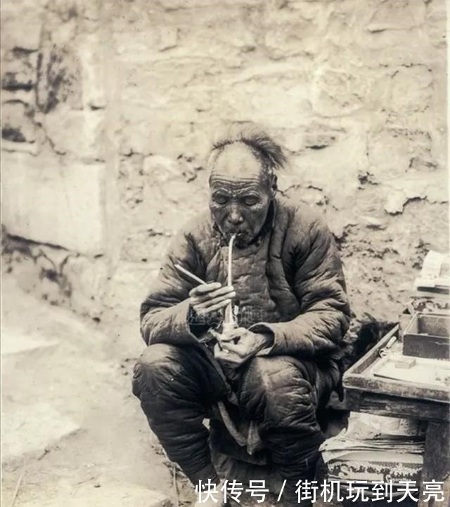 老照片|清末老照片,15岁的小妾,出阁的新娘,图七乡下的地主在放鞭炮