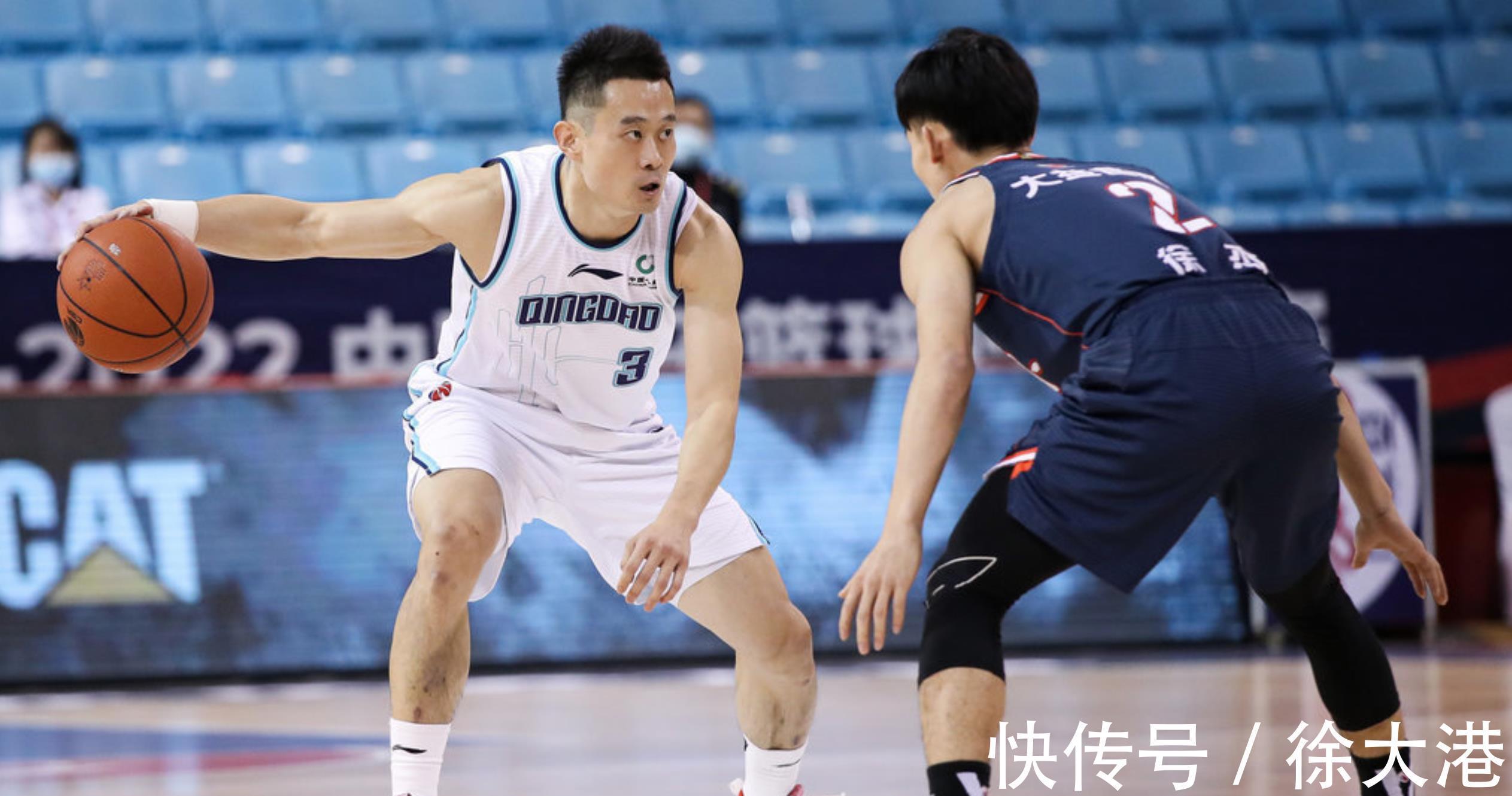 防守|外援跑错战术后,徐杰连做两个手势指挥外援传球破掉对方防守阵型