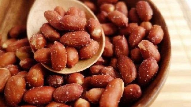 炒花生米,先倒油就错了!多加1步,花生米更酥脆,放1周都不回潮