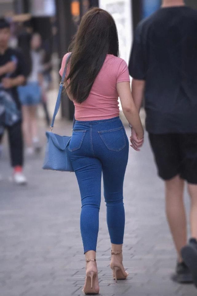 喜欢休闲风的你,修身牛仔裤搭T恤值得一试,简约大方又好看