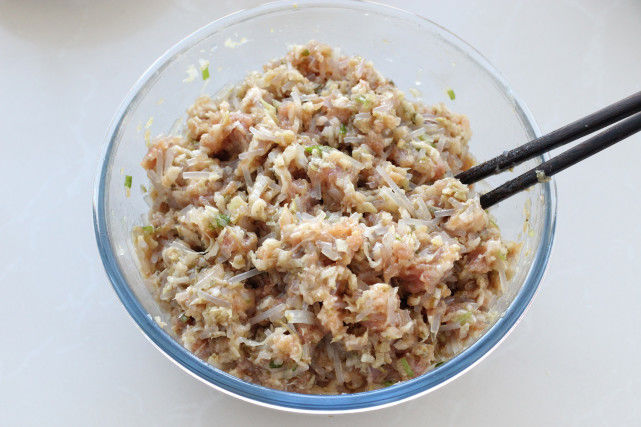 两锅|入冬后就馋酸菜馅的包子,皮薄馅大酸爽美味,一次蒸两锅都不够吃