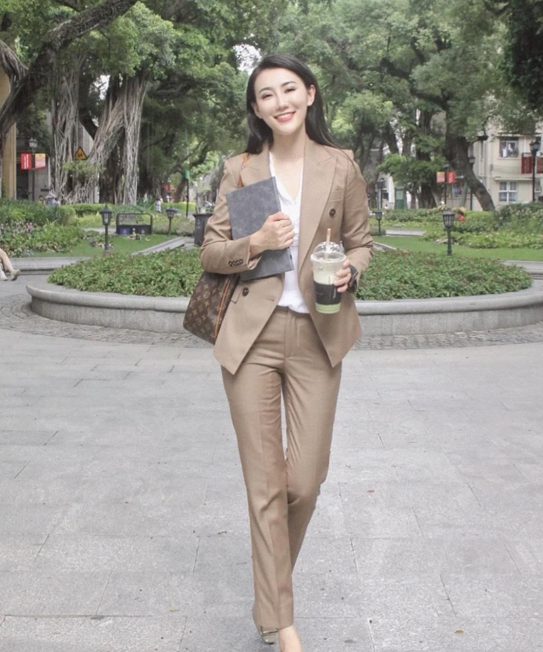 搭配|25岁~35岁女性怎么选西装?搭配衬衫或半身,能提升气质又减龄