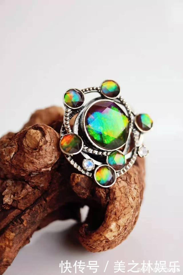 秋冬一款胸针胜过10件大牌珠宝,get胸针的佩戴方式!