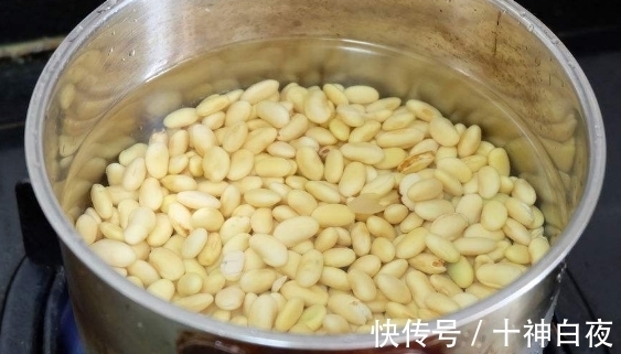 养花强根用黄豆水,制作中多添些“它”就没有臭烘烘的味道