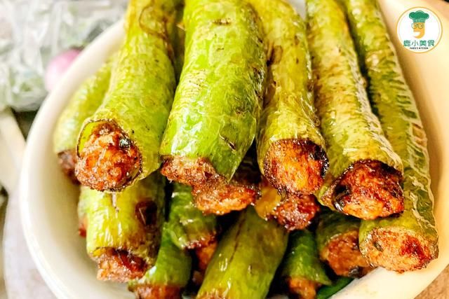 做青椒酿肉，谨记“二拌一塞一油炸”，咸香肉酥，椒皮油糯