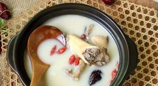 骨头汤|骨头汤怎么炖都不白?大厨指出原因,用水不正确,时间再长也白炖