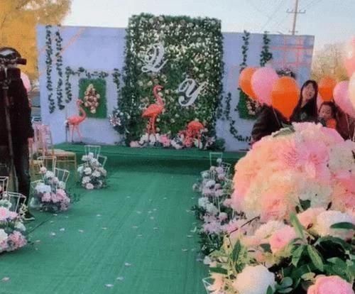 “最洋气新娘”走红,穿“无痕暗纹婚纱”引关注,网友:羡慕新郎!