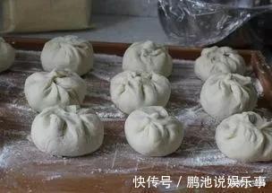 刚出锅的包子有的回缩了,这是什么原因,农村大妈有浅见