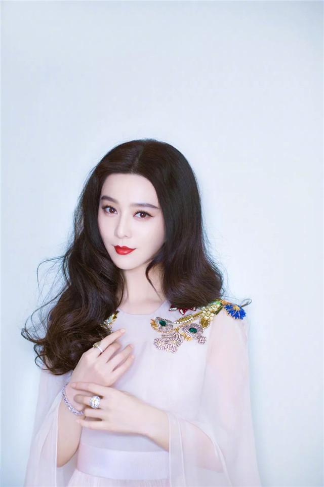 发型 女人50岁以后,这些4种“老奶奶发型”建议别留,实在又土又显老