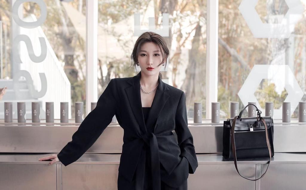 西装选廓形，搭配阔腿裤，遮肉又显瘦