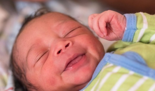 护士写错了宝宝的名字,但工作人员问是否要改,宝妈说不改