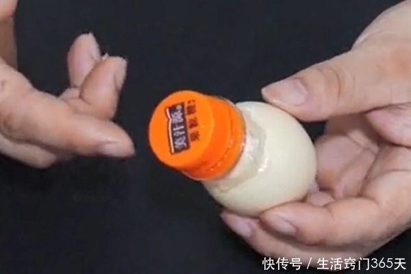 把塑料瓶粘在鸡蛋上，解决了很多家庭主妇的烦恼，省钱又实用！