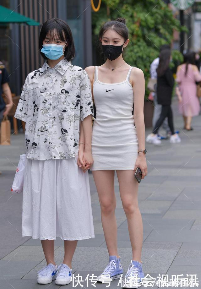 青春感 闺蜜俩逛街,同是白色系气质却大不相同,金色装饰显“贵妇”气质