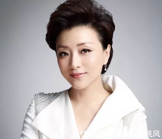 知性|知性女神杨澜戴翡翠手镯高贵大方！万种风情于纤细手腕中尽数体现