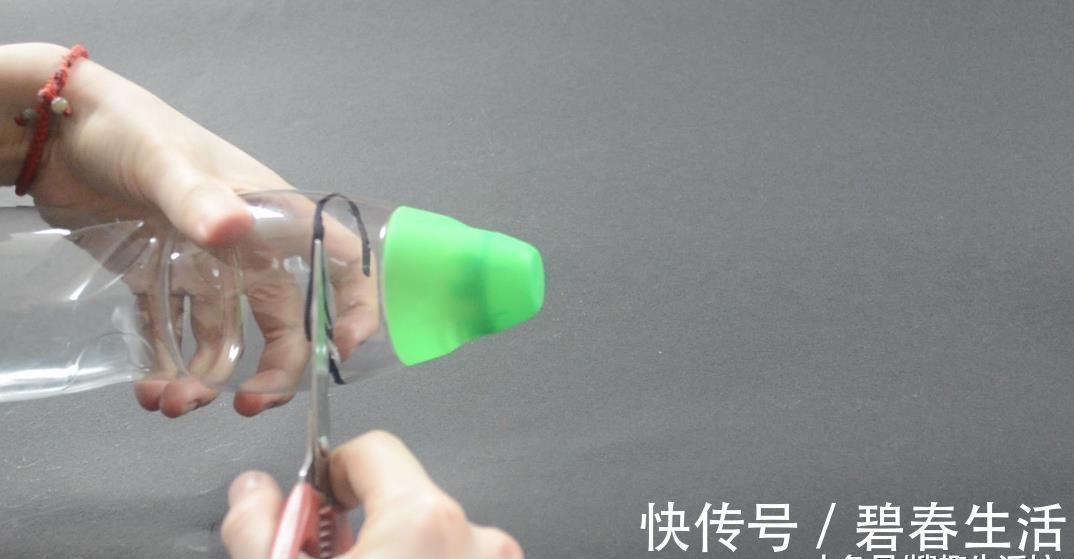 塑料瓶别再丢了, 剪几刀, 放在厨房有大用处, 家家户户都用得到
