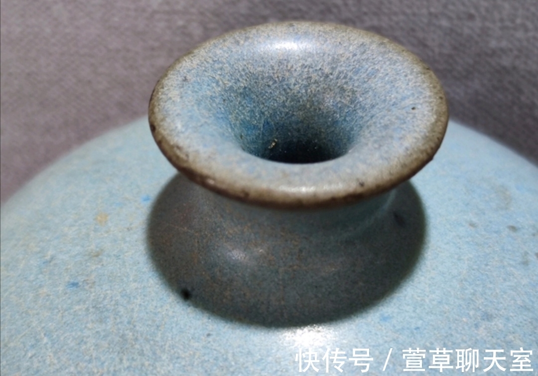 瓷器&瓷器鉴赏：钧釉梅瓶，与真品相差甚远