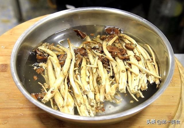 厨师长|鸡肉和茶树菇这样一起炖，鲜到骨子里，厨师长分享地道农家做法
