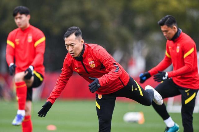 球迷|早上5点!中国足球传来喜讯:李霄鹏做出正确决定,球迷纷纷点赞
