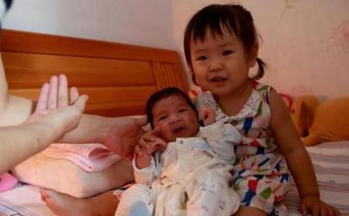 人心|2岁姐姐午睡被弟弟吵醒，姐姐反应让人心暖，看完想要孩子