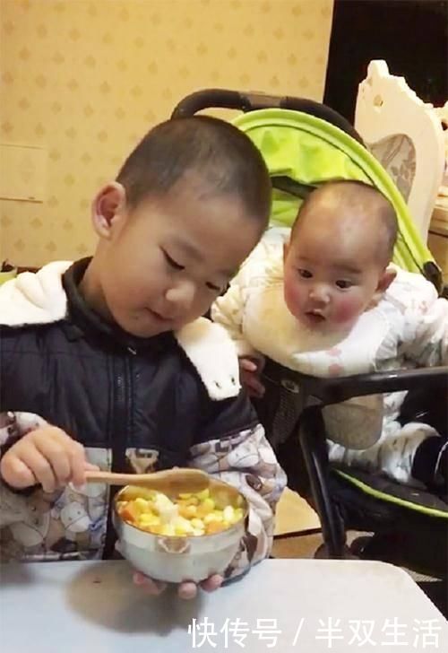 二胎政策|1岁弟弟看哥哥吃饭,馋的眼珠子快瞪出来了,弟弟给我留点