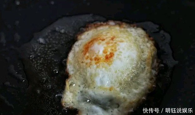 下锅|煎荷包蛋,冷油下锅还是热油下锅很多人错在这一步,难怪会粘锅
